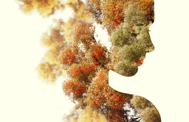 Naklejki  Podwójna ekspozycja portret młodej kobiety i jesiennych drzew.