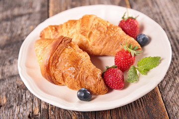 croissant and berry