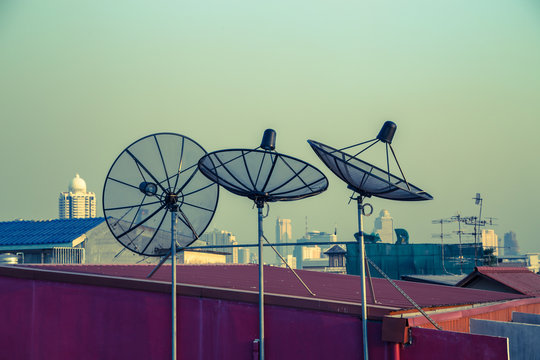 Parabolantenne auf den D&auml;chern von Bangkok