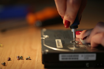 kadın teknisyen geri dönüşüm için hard disc açıyor.