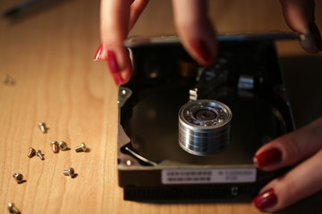 Fototapeta na wymiar kadın teknisyen geri dönüşüm için hard disc açıyor.