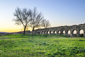 Fototapeta na wymiar acquedotto romano nella campagna di Roma. Parco degli acquedotti.