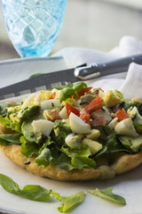 Toast mit Avocadosalat, Besteck und Wassergas