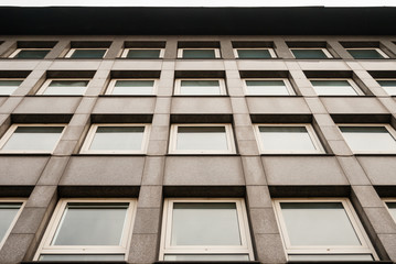 Fassade eines Bürogebäudes / Naturstein und Kunststofffenster weiss