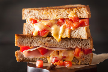grilled cheese sandwich with ham and tomato