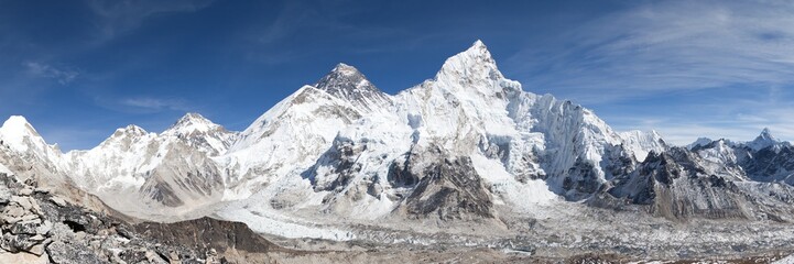 Naklejka premium panoramiczny widok na Mount Everest z pięknym niebem