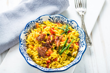 Helthy orzo pasta and rosted tomatos meal