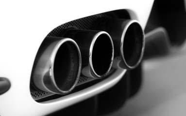 Auspuff eines Sportwagens