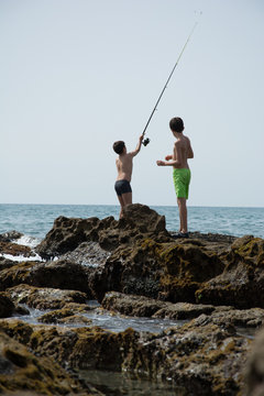 Ni&ntilde;os lanzando el sedal con la carnada