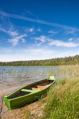 Malowniczy widok na jezioro, łódź i szuwary