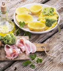 Potato boat for lunch before baking jerked with bacon, potatoes, cheese, broccoli