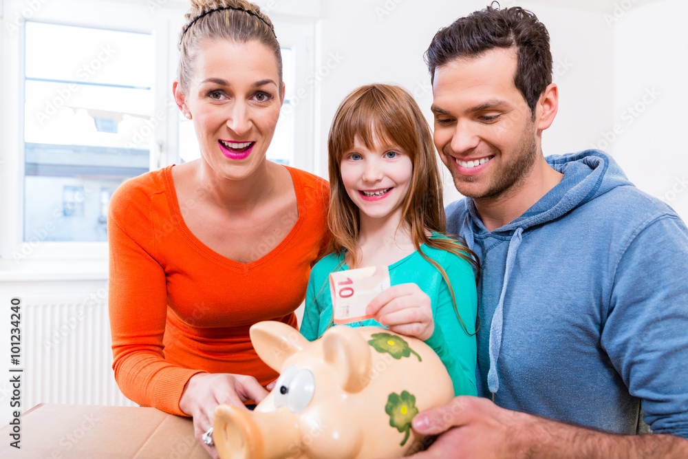 Wall mural Familie spart Geld durch Umzug in neue Wohnung