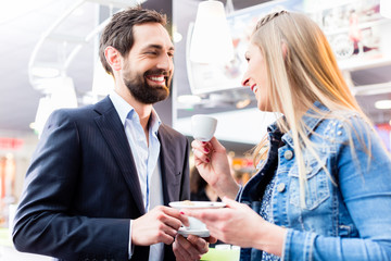 Mann flirtet mit Frau beim Kaffee trinken