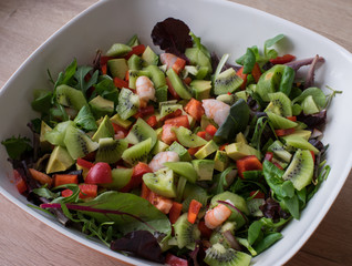 salade composée crevettes avocats kiwis
