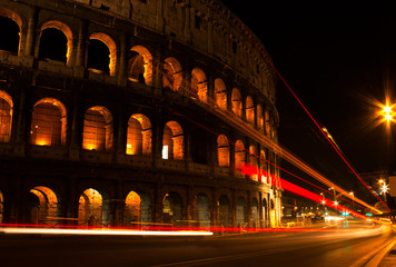 Fototapeta na wymiar Traffico al Colosseo