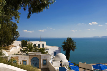 Tunesien. Sidi Bou Said - typisches Gebäude mit weißen Wänden, blauen Türen und Fenstern
