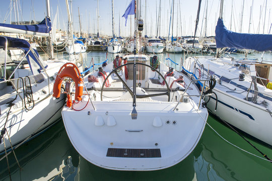 barche a vela nel porto di ostia vicino Roma Italia