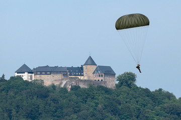 Fallschirmspringer über Schloß Waldeck