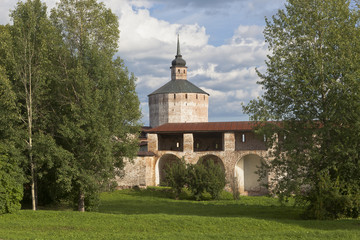 Стена Большого Успенского монастыря и Кузнечная башня в Кирилло-Белозерском монастыре