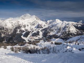 Fototapeta na wymiar A view of the Alpine landscape in the winter season in Nassfeld