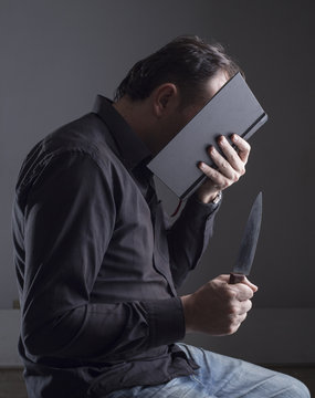 Hombre con biblia y arma.