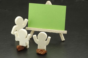 Eine Gruppe fröhlicher Figuren mit leeren Karte