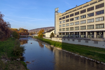 Obraz premium Cityscape of Sihl river in the city of Zurich, Switzerland