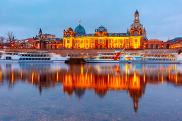 Naklejka premium Academy of Fine Arts, tourist ships and Bruehl's Terrace aka The Balcony of Europe with reflections in the river Elbe at night in Dresden, Saxony, Germany
