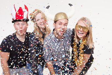 Junge Leute machen Foto vor Photobooth