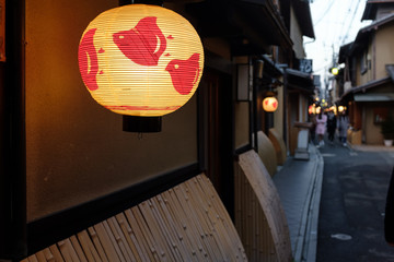 京都先斗町の提灯と街並み