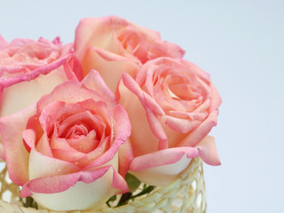 Obraz premium pink and white roses in bamboo wicker