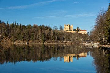 Fototapeta na wymiar Alpsee mit Schloss Hohenschwangau bei Füssen, Bayern