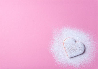 Heart shaped cookie with sugar icing on a pink paper background - obrazy, fototapety, plakaty