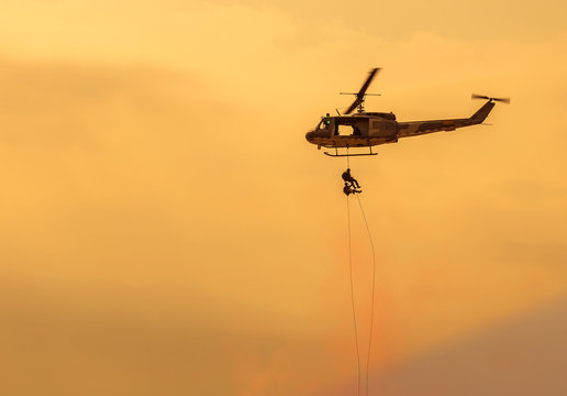soldiers rescue helicopter military operations 
