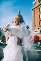 Obraz premium Bride with veil in the city of St. Petersburg in the autumn sunny day