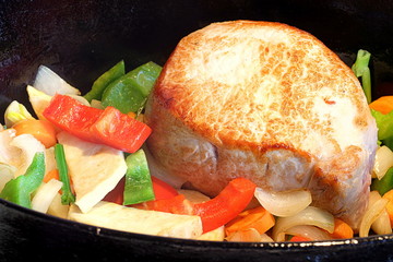 Schweinefleisch garen im Gusstopf