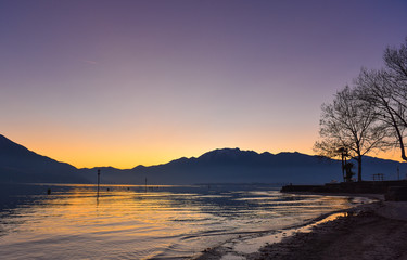 Fototapeta na wymiar Romantico tramonto violetto sul lago