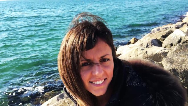 Ragazza sugli scogli