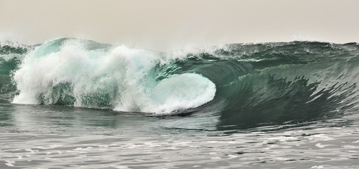 Naklejka premium Powerful ocean waves breaking. Natural background
