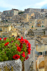 Ansicht der Altstadt von Matera, Süditalien, mit Blumen