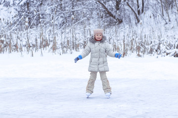 the little girl learns to skate
