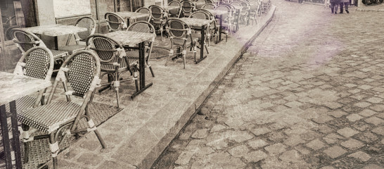 Obraz premium Stoły restauracyjne na świeżym powietrzu w Paryżu, widok vintage