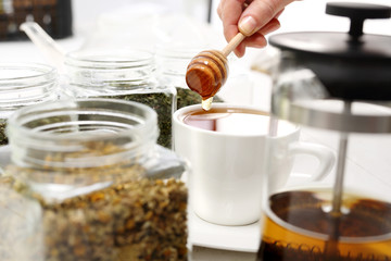 Herbata z miodem, naturalny zdrowy napój - obrazy, fototapety, plakaty