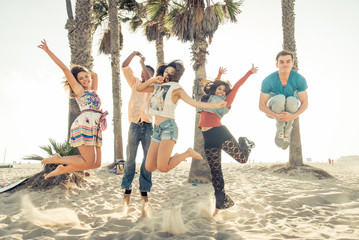 Naklejka premium Group of friends celebrating on the beach in LA