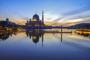 Fototapeta na wymiar Beautiful reflection of Putra Mosque in the lake during blue hour