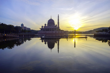 Fototapeta na wymiar Beautiful reflection of Putra Mosque in the lake during awesome