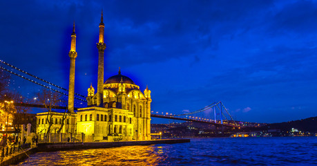 Fototapeta na wymiar Istanbul city and coast at night