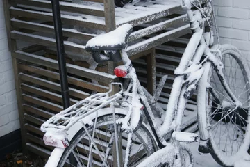 Fotobehang fiets in sneeuw © katinkakrijgsman