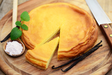 Holzplatte Käsekuchen
