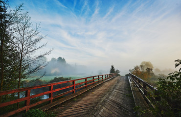 Drewniany most nad rzeką
